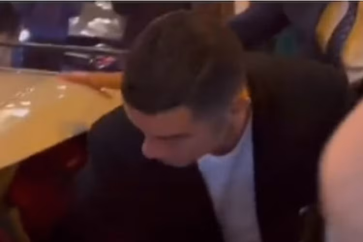 Đến nay, CR7 đã lần đầu tiên bị bắt gặp cầm lái chiếc siêu xe Bugatti Centodieci khi anh có dịp quay trở lại Tây Ban Nha. Đoạn video ngắn quay lại cho thấy, có rất đông người dân đứng chờ bên ngoài 1 nhà hàng để được gặp gỡ với Cristiano Ronaldo