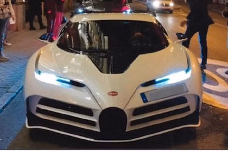 Khi cựu cầu thủ của Real Madrid bước ra ngoài, anh đã ký tặng cho không ít người hâm mộ trước khi tiến đến chiếc siêu xe màu trắng và bước vào khoang lái, mẫu xe này chính là Bugatti Centodieci có giá 209 tỷ đồng.