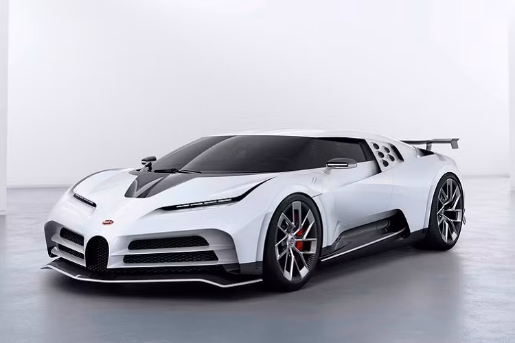 Ngoại thất chiếc xe Bugatti Centodieci của Cristiano Ronaldo có màu trắng với điểm nhấn là nhiều chi tiết bằng carbon bóng, nội thất xe có màu đỏ đẹp mắt. Bugatti Centodieci sở hữu khối động cơ xăng W16, dung tích 8.0 lít, đi kèm 4 bộ tăng áp tạo ra công suất tối đa 1.600 mã lực tại tua máy 7.000 vòng/phút.