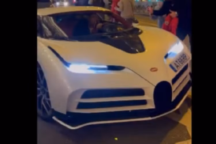 Ngoài chiếc Centodieci mới bị bắt gặp ở Madrid, trong garage xe của Cristiano Ronaldo còn có 2 siêu phẩm khác của hãng xe Bugatti là 1 chiếc Veyron Grand Sport Vitesse rất đặc biệt và Chiron, mẫu xe tiền thân để phát triển dòng xe Centodieci.