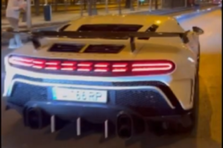 Ngoài ra, CR7 còn đang sở hữu hàng loạt chiếc xe đắt giá khác như Ferrari F12tdf, McLaren Senna, Rolls-Royce Cullinan, Rolls-Royce Ghost, Lamborghini Aventador và đang chờ bàn giao siêu phẩm không mui Ferrari Monza.