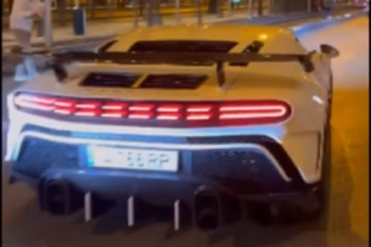 Ngoài ra, CR7 còn đang sở hữu hàng loạt chiếc xe đắt giá khác như Ferrari F12tdf, McLaren Senna, Rolls-Royce Cullinan, Rolls-Royce Ghost, Lamborghini Aventador và đang chờ bàn giao siêu phẩm không mui Ferrari Monza.