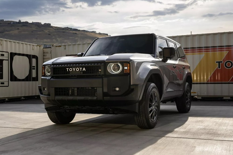 Đằng sau là hệ thống treo đa liên kết với lò xo trụ. Thêm vào đó là hệ thống lái trợ lực điện và phanh đĩa 432 mm. Theo hãng Toyota, thiết kế của Land Cruiser Prado mới được tạo ra nhắm đến các mục tiêu là "chính hãng", "trường tồn với thời gian" và "chuyên nghiệp".