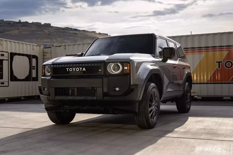 Đằng sau là hệ thống treo đa liên kết với lò xo trụ. Thêm vào đó là hệ thống lái trợ lực điện và phanh đĩa 432 mm. Theo hãng Toyota, thiết kế của Land Cruiser Prado mới được tạo ra nhắm đến các mục tiêu là "chính hãng", "trường tồn với thời gian" và "chuyên nghiệp".