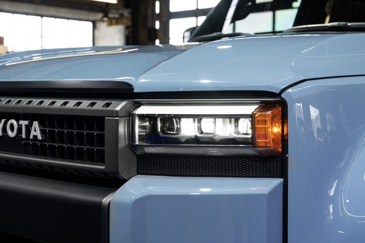 Ngoài thiết kế tổng thể vuông vức và góc cạnh, mẫu xe này còn sở hữu một số chi tiết mang hơi hướng cổ điển. Nguyên nhân là bởi xe lấy cảm hứng thiết kế từ Toyota Land Cruiser 60 Series (J60) ra đời từ thập niên '80. Điểm nhấn của mẫu SUV việt dã này nằm ở khu vực đầu xe với thiết kế thẳng đứng. Thiết kế đầu xe sẽ thay đổi nhẹ, tùy theo phiên bản.