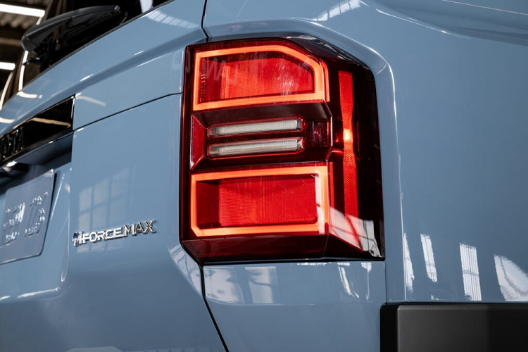 Trong khi đó, bản Land Cruiser có thêm ghế trước bọc SofTex với tính năng sưởi/thông gió/chỉnh điện, màn hình cảm ứng trung tâm 12,3 inch, và hệ thống âm thanh 10 loa. Nếu chi thêm tiền, khách hàng có thể trang bị gói Premium cho xe với những tính năng như ghế bọc da, sưởi ấm, thông hơi, màn hình hiển thị thông tin kính lái HUD, hệ thống âm thanh JBL 14 loa, gương chiếu hậu kỹ thuật số và cửa sổ trời.