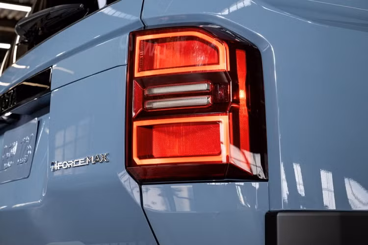 Trong khi đó, bản Land Cruiser có thêm ghế trước bọc SofTex với tính năng sưởi/thông gió/chỉnh điện, màn hình cảm ứng trung tâm 12,3 inch, và hệ thống âm thanh 10 loa. Nếu chi thêm tiền, khách hàng có thể trang bị gói Premium cho xe với những tính năng như ghế bọc da, sưởi ấm, thông hơi, màn hình hiển thị thông tin kính lái HUD, hệ thống âm thanh JBL 14 loa, gương chiếu hậu kỹ thuật số và cửa sổ trời.