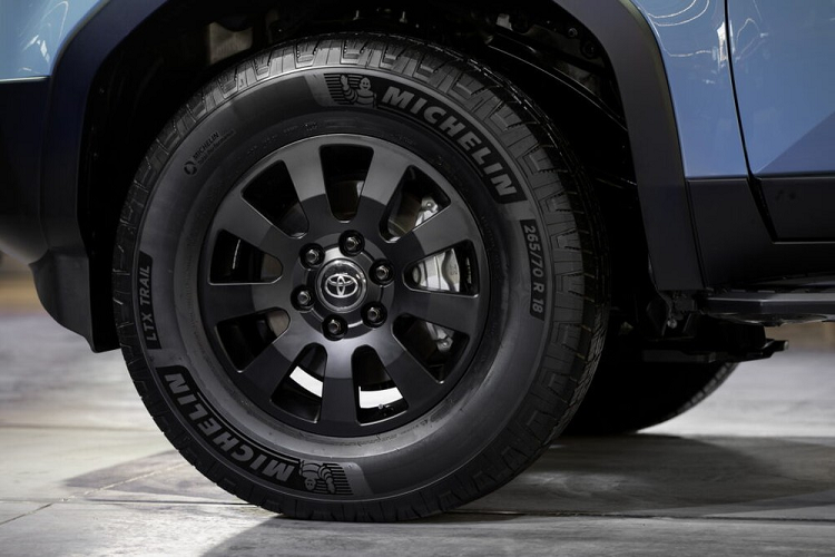 Ở bản giới hạn First Edition với số lượng xuất xưởng đúng 5.000 chiếc, xe có thêm tấm ốp gầm dưới cản trước, bệ bước chân bên sườn, baga nóc và lốp rộng hơn. Trong khi đó, bản cao cấp nhất của xe được trang bị đèn pha hình tròn, đèn trên cửa cốp, chắn bùn sau 4 bánh và thanh bảo vệ cửa sau.