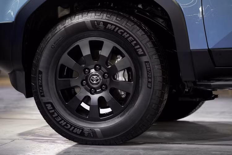 Ở bản giới hạn First Edition với số lượng xuất xưởng đúng 5.000 chiếc, xe có thêm tấm ốp gầm dưới cản trước, bệ bước chân bên sườn, baga nóc và lốp rộng hơn. Trong khi đó, bản cao cấp nhất của xe được trang bị đèn pha hình tròn, đèn trên cửa cốp, chắn bùn sau 4 bánh và thanh bảo vệ cửa sau.