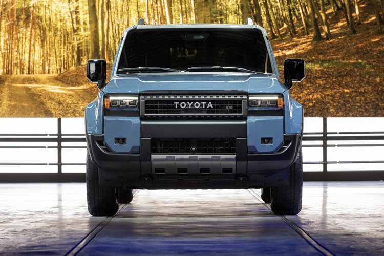 Cụ thể, bản tiêu chuẩn Land Cruiser Prado 1958 sẽ được trang bị đèn pha LED hình tròn và cản trước không sơn màu. Trong khi đó, Toyota Land Cruiser Prado 2024 bản cao hơn có tên Land Cruiser dùng đèn pha hình chữ nhật, tích hợp dải đèn LED định vị ban ngày và nằm phía trên khe gió hẹp.