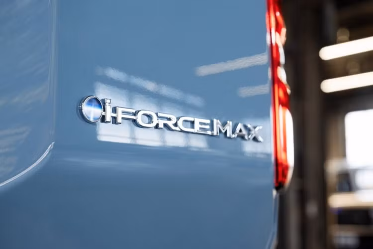 Chưa hết, Toyota Land Cruiser Prado 2024 còn có hệ dẫn động 4 bánh 4WD tiêu chuẩn, khóa vi sai trung tâm và hộp số phụ 2 cấp. Bên cạnh đó là khóa vi sai điện tử nằm trên cầu sau, hỗ trợ khả năng vượt địa hình khó. Hệ thống hỗ trợ xuống dốc và tính năng Crawl Control đóng vai trò như hệ thống kiểm soát hành trình ở tốc độ thấp cũng được trang bị cho xe.