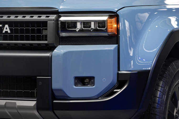 Bên trong mẫu xe này là không gian nội thất 5 chỗ ngồi và đi kèm vô lăng 3 chấu khỏe khoắn, cần số to bản và cửa gió điều hòa trung tâm nổi bật. Ở bản tiêu chuẩn, xe đi kèm ghế bọc nỉ, ghế trước chỉnh tay, sưởi ghế trước/vô lăng, khởi động máy bằng nút bấm, bảng đồng hồ kỹ thuật số, màn hình cảm ứng trung tâm 8 inch, hệ thống âm thanh 6 loa, sạc điện thoại không dây, phanh tay điện tử, tự động giữ phanh tạm thời và máy biến tần AC 2400W.