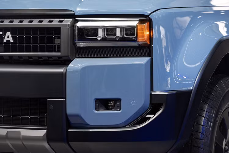 Bên trong mẫu xe này là không gian nội thất 5 chỗ ngồi và đi kèm vô lăng 3 chấu khỏe khoắn, cần số to bản và cửa gió điều hòa trung tâm nổi bật. Ở bản tiêu chuẩn, xe đi kèm ghế bọc nỉ, ghế trước chỉnh tay, sưởi ghế trước/vô lăng, khởi động máy bằng nút bấm, bảng đồng hồ kỹ thuật số, màn hình cảm ứng trung tâm 8 inch, hệ thống âm thanh 6 loa, sạc điện thoại không dây, phanh tay điện tử, tự động giữ phanh tạm thời và máy biến tần AC 2400W.