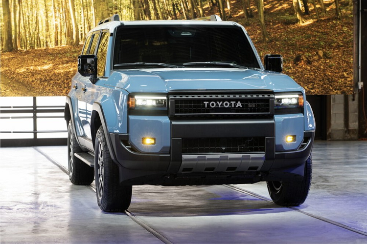 Tại thị trường Mỹ, Toyota Land Cruiser Prado 2024 được gọi bằng cái tên riêng là Land Cruiser. Trong khi đó, Toyota Land Cruiser thực thụ đã bị khai tử ở thị trường này. Hiện giá xe Toyota Land Cruiser Prado 2024 ở Mỹ chưa được công bố nhưng hứa hẹn sẽ khởi điểm từ khoảng 55.000 USD (khoảng 1,28 tỷ đồng).