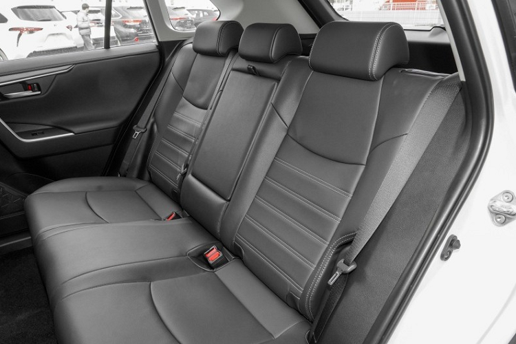 Lần này, các phiên bản Toyota Wildlander 2023 đều được trang bị tiêu chuẩn với màn hình điều khiển trung tâm 10,25 inch, hỗ trợ kết nối điện thoại thông minh CarPlay/HiCar/CarLife, điều khiển xe bằng giọng nói…