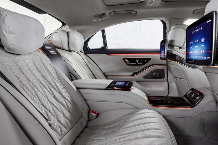 Màu đen và đỏ là màu sắc chủ đạo của nội thất, logo Edition 1 độc quyền được khắc trên bảng điều khiển trung tâm cũng như logo AMG màu đỏ phát sáng trên bệ cửa. Xe được trang bị tiêu chuẩn gói AMG Exclusive và Chauffeur Package. Về truyền động, Mercedes-AMG S 63 E Performance Edition 1 vẫn được trang bị động cơ đốt trong V8 dung tích 4.0L, công suất tối đa 612 mã lực và mô-men xoắn cực đại 900 Nm.