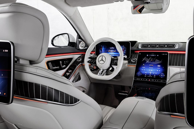 Đáng tiếc, Mercedes vẫn chưa công bố hình ảnh nội thất. Nhưng một số nguồn tin cho biết S 63 E Performance Edition 1 sẽ có ghế và vô-lăng bọc da Nappa màu đen với các đường chỉ khâu màu đỏ tương phản làm điểm nhấn. 