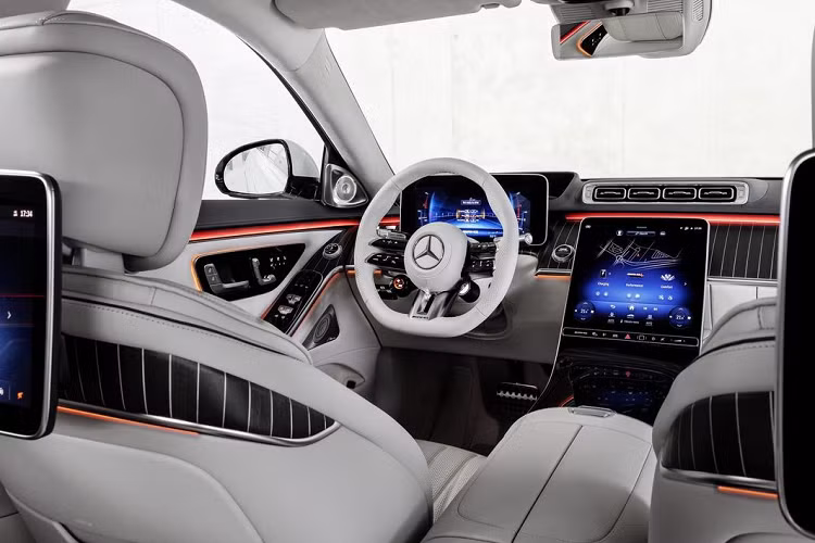 Đáng tiếc, Mercedes vẫn chưa công bố hình ảnh nội thất. Nhưng một số nguồn tin cho biết S 63 E Performance Edition 1 sẽ có ghế và vô-lăng bọc da Nappa màu đen với các đường chỉ khâu màu đỏ tương phản làm điểm nhấn. 