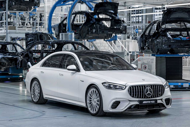 Cụ thể, xe sang Mercedes-AMG S 63 E Performance Edition 1 sẽ được hoàn thiện trong lớp sơn màu xám Manufaktur Alpine Grey và gói viền ngoại thất đen bóng AMG Night Package, mang đến các điểm nhấn ngoại thất màu đen bóng hoặc mạ crôm tối.