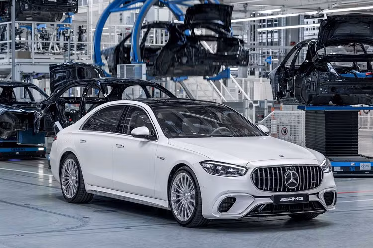 Cụ thể, xe sang Mercedes-AMG S 63 E Performance Edition 1 sẽ được hoàn thiện trong lớp sơn màu xám Manufaktur Alpine Grey và gói viền ngoại thất đen bóng AMG Night Package, mang đến các điểm nhấn ngoại thất màu đen bóng hoặc mạ crôm tối.