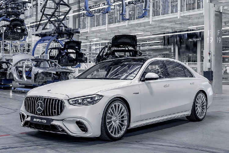 Mới đây, nhà sản xuất ô tô hạng sang Đức vừa cho ra mắt phiên bản giới hạn của siêu sedan Mercedes-AMG S 63 E Performance, có tên là Edition 1. Để tạo khác biệt so với những “người anh em” cùng “nhà”, Mercedes-AMG S 63 E Performance Edition 1 2023 mới sẽ có một số đặc điểm nhận dạng riêng.