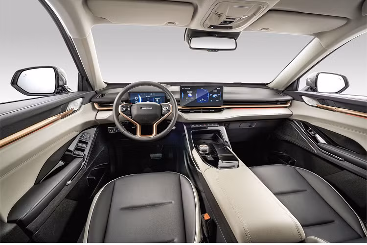 Bên trong Haval H6 với nội thất 5 chỗ ngồi và bọc da 2 màu tương phản. Các trang bị gồm; bảng đồng hồ kỹ thuật số 10 inch, màn hình cảm ứng trung tâm 12 inch, hệ thống định vị, điều hòa tự động với bộ lọc không khí, cửa gió điều hòa cho hàng ghế sau, hệ thống đèn viền Ambient Light, gương chiếu hậu chống chói, kết nối WiFi, âm thanh 8 loa, điều khiển bằng giọng nói và màn hình hiển thị thông tin kính lái HUD.