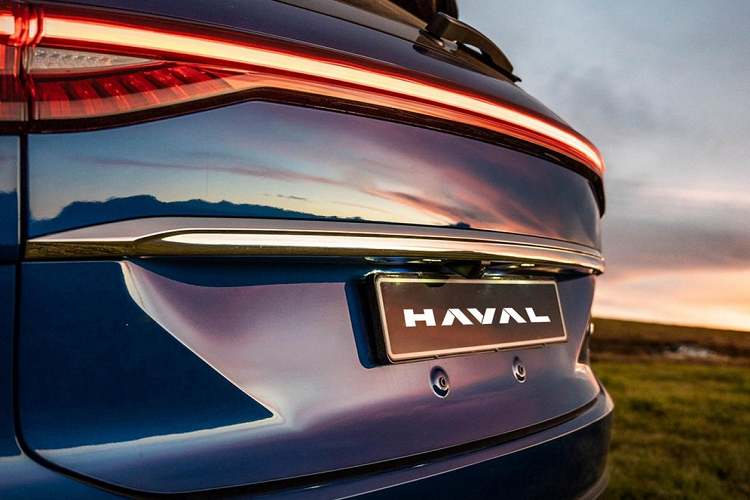 Được biết, Haval sẽ chỉ phân phối các mẫu SUV ở thị trường Việt Nam, một trong số đó có H6. Qua những hình ảnh và video úp mở trên fanpage của GWM Việt Nam, có thể thấy Haval H6 sắp ra mắt Việt Nam sẽ sở hữu thiết kế giống phiên bản mới ở thị trường Thái Lan.