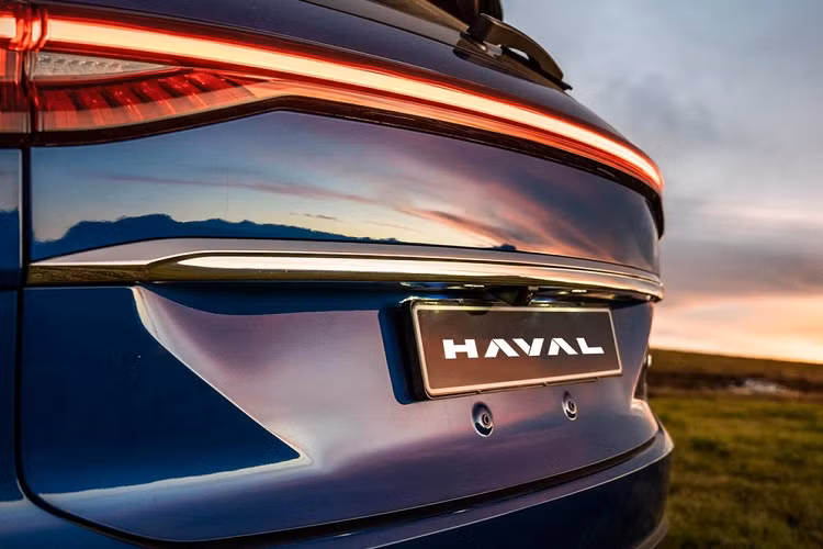 Được biết, Haval sẽ chỉ phân phối các mẫu SUV ở thị trường Việt Nam, một trong số đó có H6. Qua những hình ảnh và video úp mở trên fanpage của GWM Việt Nam, có thể thấy Haval H6 sắp ra mắt Việt Nam sẽ sở hữu thiết kế giống phiên bản mới ở thị trường Thái Lan.