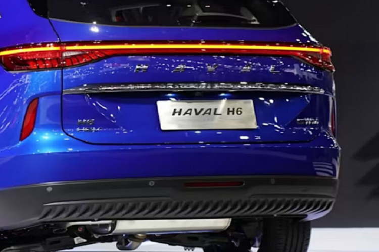 Trong khi đó, phiên bản hybrid của xe được trang bị động cơ xăng 4 xi-lanh, tăng áp, dung tích 1.5L, sản sinh công suất tối đa 150 mã lực và mô-men xoắn cực đại 230 Nm. Động cơ kết hợp với mô-tơ điện mạnh 177 mã lực và 300 Nm. Nhờ đó, Haval H6 Hybrid sở hữu sức mạnh tổng cộng 243 mã lực và 530 Nm.