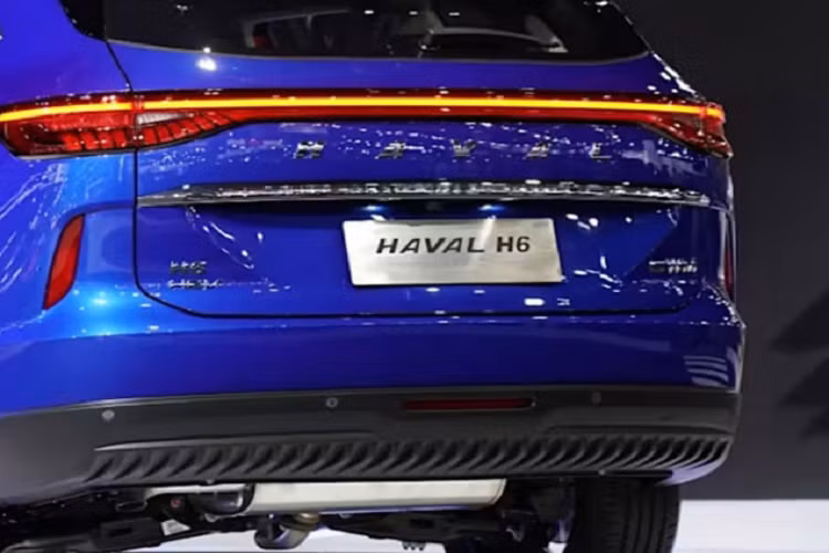 Trong khi đó, phiên bản hybrid của xe được trang bị động cơ xăng 4 xi-lanh, tăng áp, dung tích 1.5L, sản sinh công suất tối đa 150 mã lực và mô-men xoắn cực đại 230 Nm. Động cơ kết hợp với mô-tơ điện mạnh 177 mã lực và 300 Nm. Nhờ đó, Haval H6 Hybrid sở hữu sức mạnh tổng cộng 243 mã lực và 530 Nm.