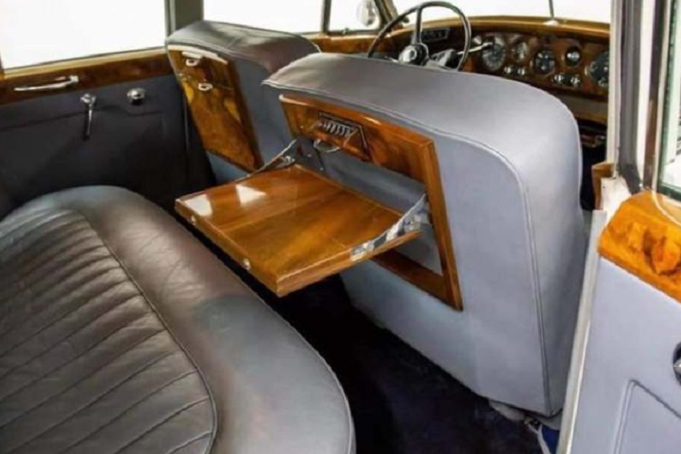 Nội thất phối màu xanh nhạt với ốp gỗ nâu. Mặc dù là dòng xe sang nhưng do đời cổ nên các trang bị tiện nghi trong xe khá hạn chế. Cung cấp sức mạnh cho chiếc xế cổ này là khối động cơ V8, dung tích 6.2L, sản sinh ra công suất 200 mã lực, cho vận tốc tối đa 180 km/h.