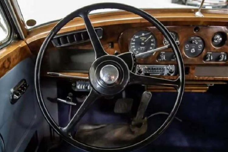 Đây chính là chiếc Bentley S2 đời cổ về nước theo dạng nhập khẩu tư nhân từ Campuchia, từng được đại gia ngành thẩm mỹ quận 12 tiết lộ cách đây một năm nhưng dường như chưa bao giờ lộ diện ngoài đời thực.