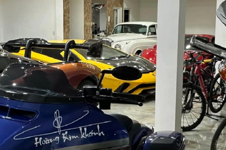 Sau khi hình ảnh được chia sẻ, dân mạng đã vô cùng choáng ngợp trước một phần của bộ sưu tập xe trăm tỷ của anh. Bên cạnh những siêu phẩm đình đám như McLaren Senna, Bentley Mulsanne, Lamborghini Aventador S và Ferrari 488 Pista Spider xuất hiện trong ảnh, nhiều người còn tinh ý phát hiện ra chiếc Bentley S2 Continental Flying Spur cổ điển mang ngoại thất màu trắng nằm ở một góc gara.