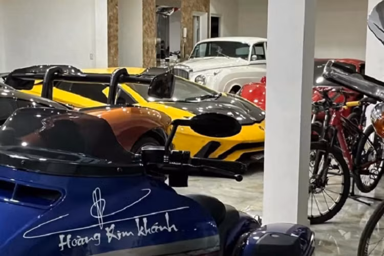 Sau khi hình ảnh được chia sẻ, dân mạng đã vô cùng choáng ngợp trước một phần của bộ sưu tập xe trăm tỷ của anh. Bên cạnh những siêu phẩm đình đám như McLaren Senna, Bentley Mulsanne, Lamborghini Aventador S và Ferrari 488 Pista Spider xuất hiện trong ảnh, nhiều người còn tinh ý phát hiện ra chiếc Bentley S2 Continental Flying Spur cổ điển mang ngoại thất màu trắng nằm ở một góc gara.