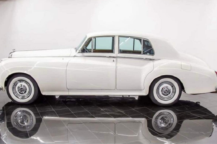 Mặc dù có tuổi đời khoảng 60 năm, chiếc xe vẫn có vô-lăng trợ lực và hộp số tự động. Không rõ đại gia ngành thẩm mỹ này phải chi bao nhiêu tiền để sở hữu chiếc Bentley S2 hàng hiếm này.