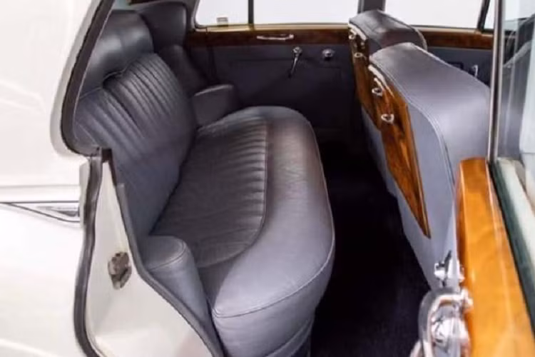 Là dòng xe cổ, có tuổi đời hơn 6 thập kỷ, đến nay, những chiếc S2 này chỉ được sang tay dưới dạng sưu tầm bởi trên thế giới chỉ có tổng cộng 1.863 xe bản tiêu chuẩn và 92 xe bản trục cơ sở dài.