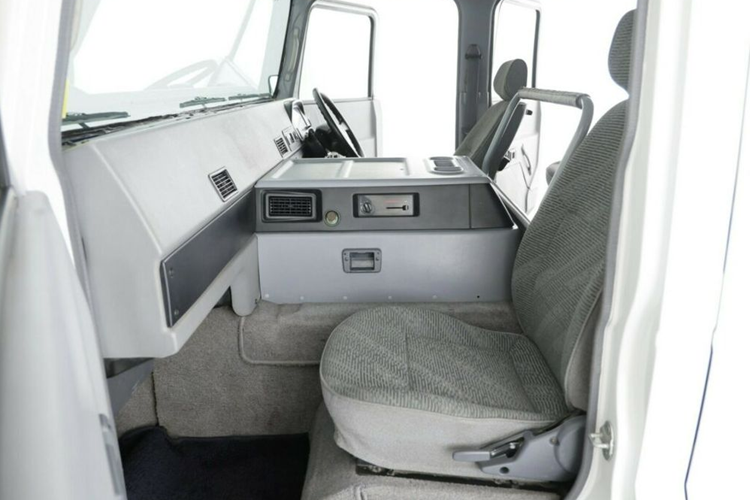 Động cơ này kết hợp với hộp số tự động 4 cấp và hệ dẫn động bốn bánh. Khả năng off-road của mẫu SUV được hỗ trợ bởi thiết kế trục bánh xe đặc biệt và hệ thống khóa vi sai địa hình.