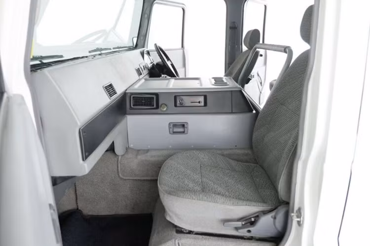 Động cơ này kết hợp với hộp số tự động 4 cấp và hệ dẫn động bốn bánh. Khả năng off-road của mẫu SUV được hỗ trợ bởi thiết kế trục bánh xe đặc biệt và hệ thống khóa vi sai địa hình.