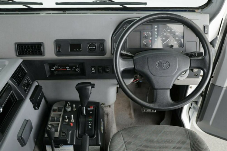 Chiếc SUV địa hình đã đi được 168.700 km, nhưng nhờ được bảo dưỡng thường xuyên trong nhiều năm nên xe gần như không có hư hỏng nghiêm trọng nào. Về sức mạnh, Toyota Mega Cruiser sử dụng động cơ 4 xi-lanh tăng áp, dung tích 4.1 lít, cho công suất 155 mã lực và mô-men xoắn cực đại 382 Nm.