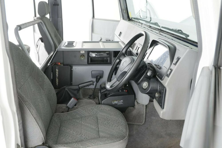 Mức giá xe Toyota Mega Cruiser tay lái thuận và có odo khoảng 90.900 km đã được bán 310.000 USD (khoảng 7,53 tỷ đồng) vào tháng 10/2022. Nếu lấy đó làm tham chiếu thì chiếc xe bán tại Cars &amp; Bids này sẽ có giá khoảng 100.000 đến 200.000 USD (2,44 - 4,89 tỷ đồng), bởi xe có số odo cao hơn và tay lái nghịch.