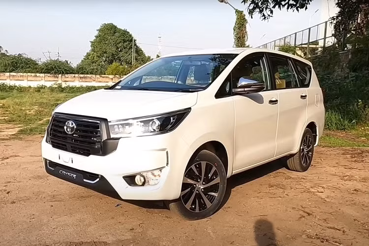 Như thông tin đã đưa, Toyota Innova thế hệ cũ (Innova Crysta) vẫn tiếp tục được bán ở thị trường Ấn Độ sau khi xe thế hệ mới (Innova Hycross) trình làng. Tại thị trường này, Toyota Innova Crysta 2023 có tổng cộng 4 phiên bản, bao gồm G, GX, VX và ZX. Trong đó, 2 phiên bản cao cấp là VX và ZX mới ra mắt vào hồi đầu tháng 5/2023 vừa qua.