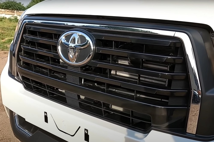 Chẳng bao lâu sau đó, những chiếc Toyota Innova Crysta 2023 bản ZX cao cấp nhất đã bắt đầu xuất hiện tại các đại lý ở Ấn Độ. Nhờ đó, chúng ta có thể ngắm kỹ thiết kế và trang bị thực tế của mẫu MPV này. Không chỉ tiếp tục bán, hãng Toyota còn nâng cấp thiết kế và trang bị cho Innova Crysta 2023 ở thị trường Ấn Độ.