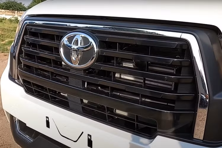 Chẳng bao lâu sau đó, những chiếc Toyota Innova Crysta 2023 bản ZX cao cấp nhất đã bắt đầu xuất hiện tại các đại lý ở Ấn Độ. Nhờ đó, chúng ta có thể ngắm kỹ thiết kế và trang bị thực tế của mẫu MPV này. Không chỉ tiếp tục bán, hãng Toyota còn nâng cấp thiết kế và trang bị cho Innova Crysta 2023 ở thị trường Ấn Độ.