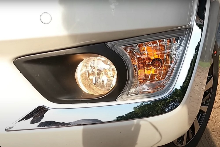 Ngoài ra, cản trước của xe đi kèm dòng chữ "Crysta" mang đến vẻ cao cấp hơn cho bản ZX. Vòng sang khu vực bên sườn, chúng ta sẽ bắt gặp ốp gương chiếu hậu mạ crôm, tích hợp đèn báo rẽ và đèn chào mừng. Gương chiếu hậu của phiên bản cao cấp nhất còn có tính năng chỉnh điện.