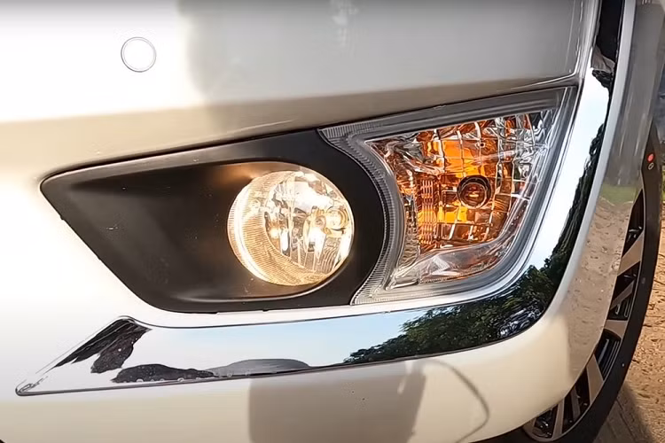 Ngoài ra, cản trước của xe đi kèm dòng chữ "Crysta" mang đến vẻ cao cấp hơn cho bản ZX. Vòng sang khu vực bên sườn, chúng ta sẽ bắt gặp ốp gương chiếu hậu mạ crôm, tích hợp đèn báo rẽ và đèn chào mừng. Gương chiếu hậu của phiên bản cao cấp nhất còn có tính năng chỉnh điện.