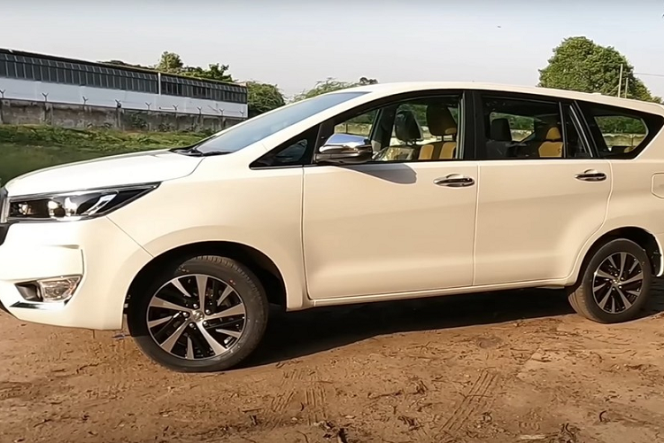 Hiện nhu cầu mua Toyota Innova thế hệ cũ ở thị trường Ấn Độ vẫn giữ ở mức cao. Tính đến thời điểm cuối tháng 4/2023, lượng đơn đặt hàng dành cho Toyota Innova thế hệ cũ và mới ở thị trường này đã vượt qua con số 60.000.