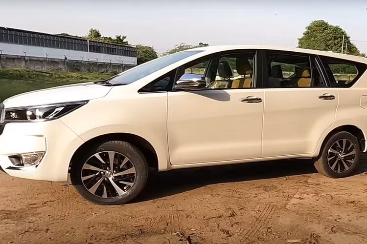 Hiện nhu cầu mua Toyota Innova thế hệ cũ ở thị trường Ấn Độ vẫn giữ ở mức cao. Tính đến thời điểm cuối tháng 4/2023, lượng đơn đặt hàng dành cho Toyota Innova thế hệ cũ và mới ở thị trường này đã vượt qua con số 60.000.