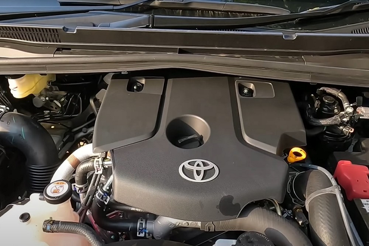 Thế hệ cũ được giữ lại bán song song với Toyota Innova Hycross 2023 nhằm phục vụ khách hàng doanh nghiệp hoặc người mua xe chạy dịch vụ. Tuy nhiên, theo nhân viên tư vấn bán hàng tại đại lý, vẫn có một lượng lớn khách hàng cá nhân đặt mua mẫu xe này.