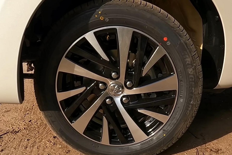 Tại Việt Nam, Toyota Innova cũ dự kiến cũng sẽ tiếp tục được bán sau khi thế hệ mới ra mắt vào nửa cuối năm nay. Toyota Innova cũ sẽ được lắp ráp tại Việt Nam trong khi thế hệ mới dự kiến được nhập khẩu nguyên chiếc từ Indonesia.