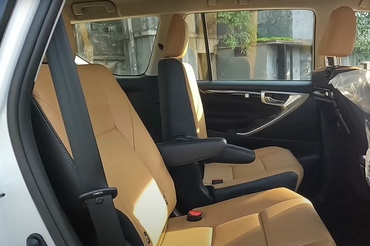 Đáng tiếc là khu vực phía sau của Toyota Innova Crysta ZX 2023 không có gì thay đổi về mặt thiết kế. Tuy nhiên, cửa cốp sau của bản cao cấp nhất có thêm tính năng tự hít. Bên trong Toyota Innova Crysta ZX 2023 là không gian nội thất chỉ có 7 chỗ ngồi với 2 ghế cơ trưởng ở hàng ghế giữa. Trong khi đó, các phiên bản thấp hơn của mẫu MPV này có cả cấu hình nội thất 8 chỗ ngồi.